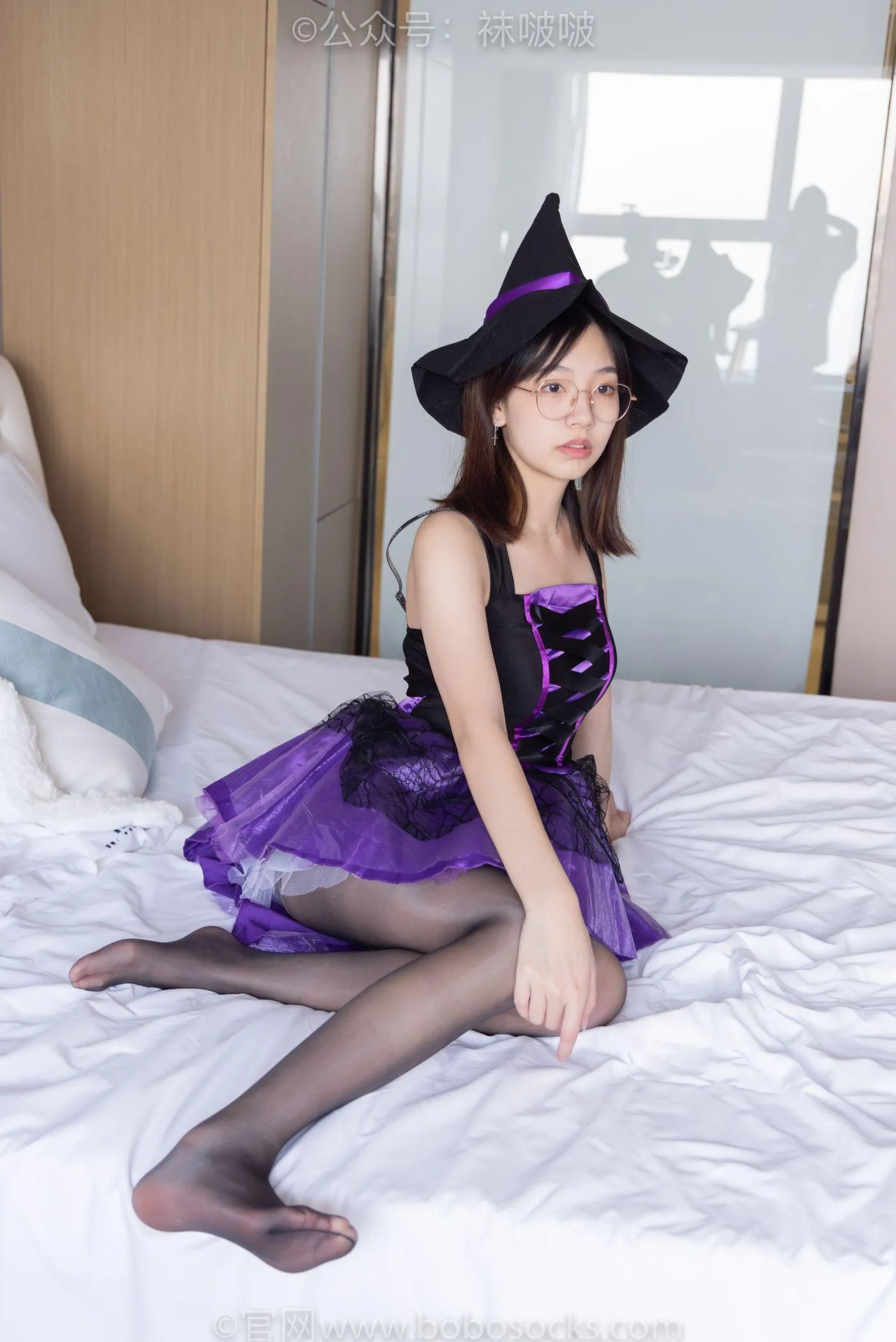 [BoBoSocks袜啵啵]NO.045 小甜豆-小魔女装、高跟凉鞋、油亮黑丝 [131P]插图1